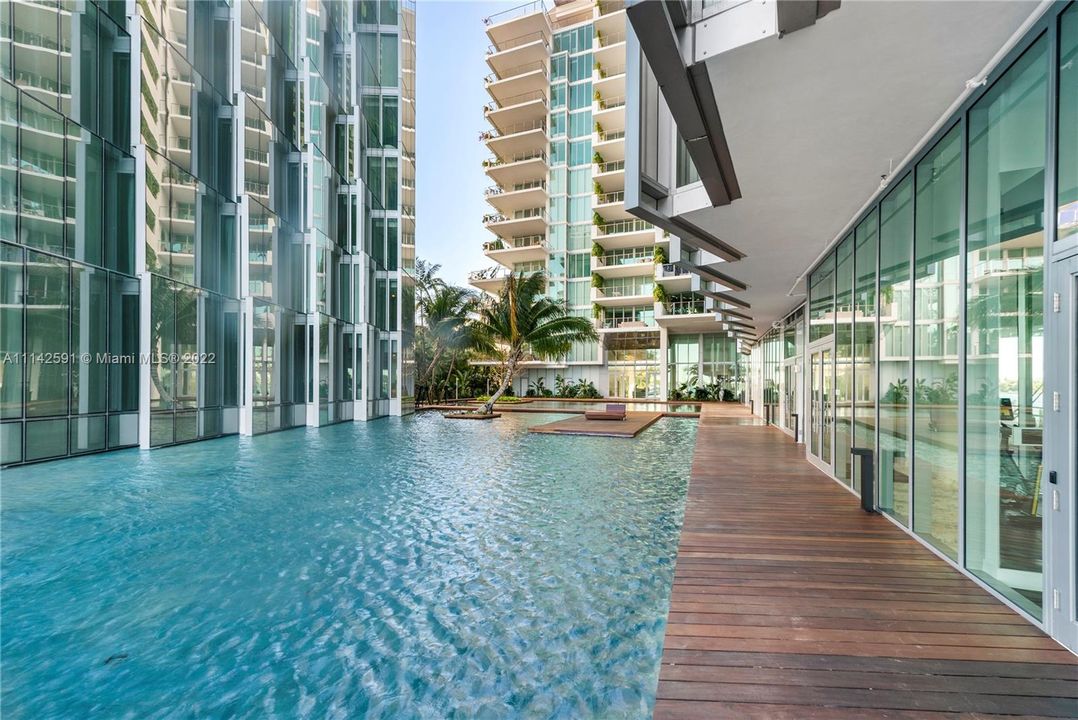 Recently Sold: $1,999,000 (2 beds, 2 baths, 1453 Square Feet)