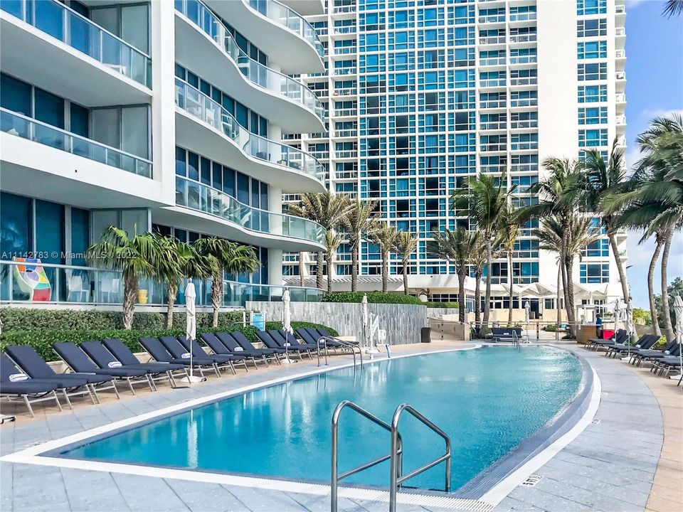 Recently Sold: $1,075,000 (1 beds, 1 baths, 890 Square Feet)