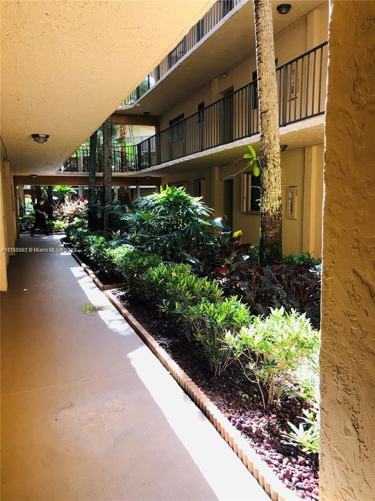 Recently Sold: $220,000 (2 beds, 2 baths, 965 Square Feet)