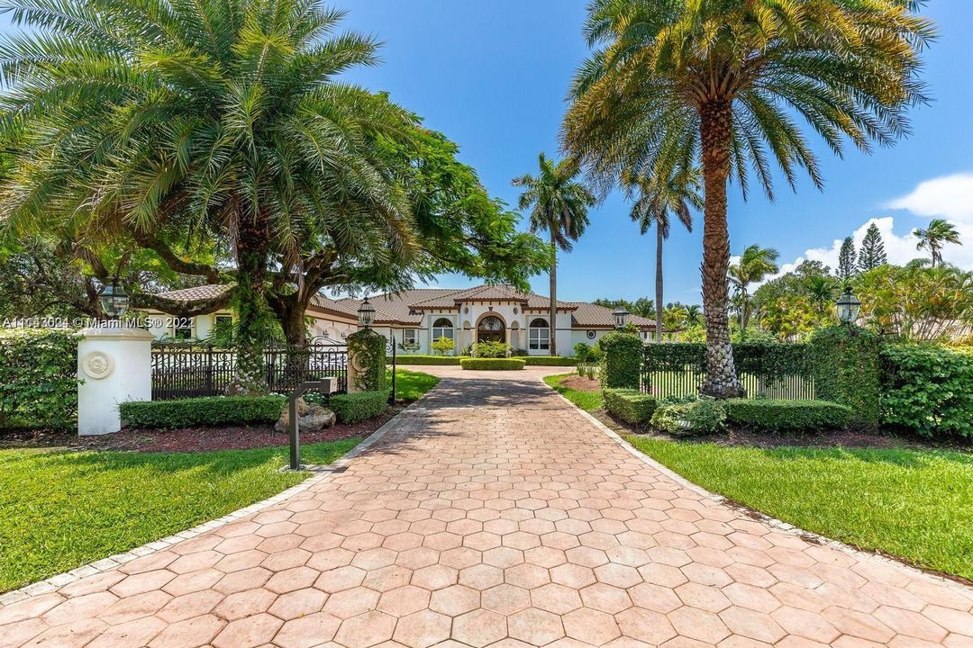 Recently Sold: $3,700,000 (6 beds, 6 baths, 4842 Square Feet)