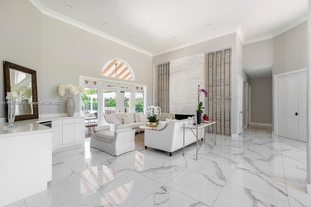 Recently Sold: $3,700,000 (6 beds, 6 baths, 4842 Square Feet)