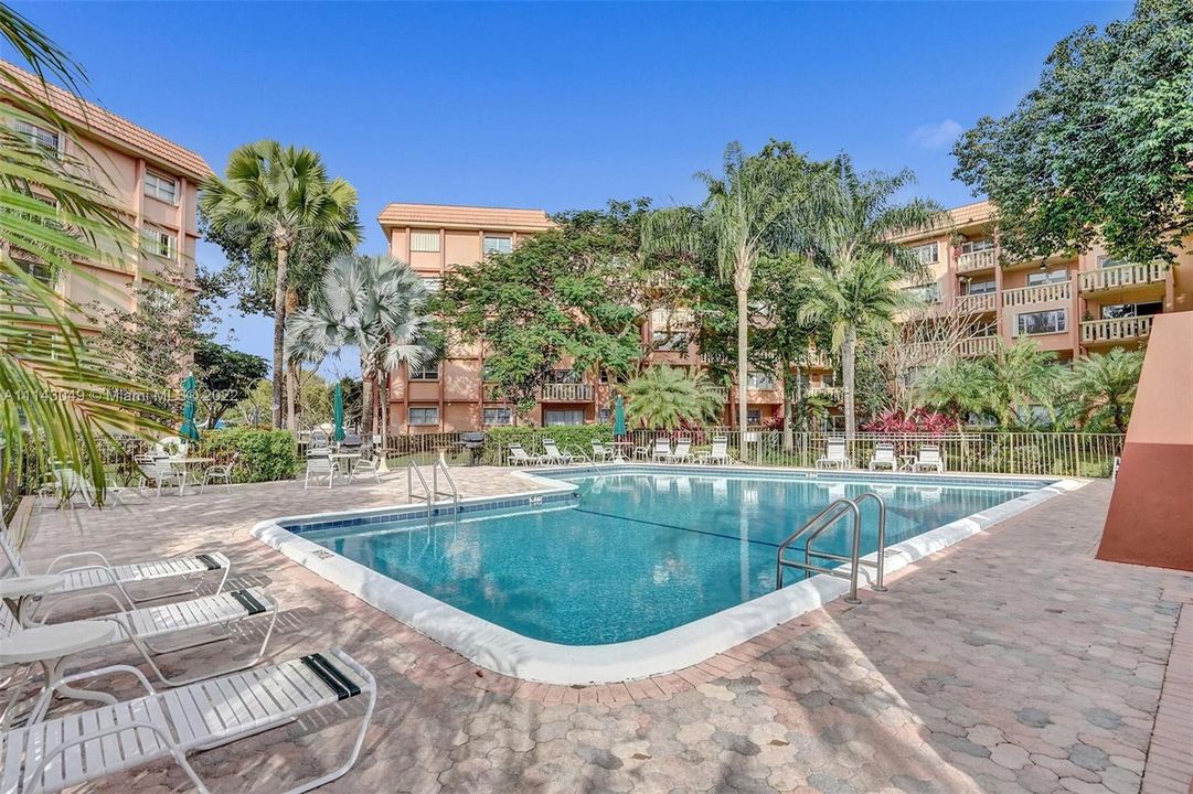 最近售出: $180,000 (1 贝兹, 1 浴室, 784 平方英尺)