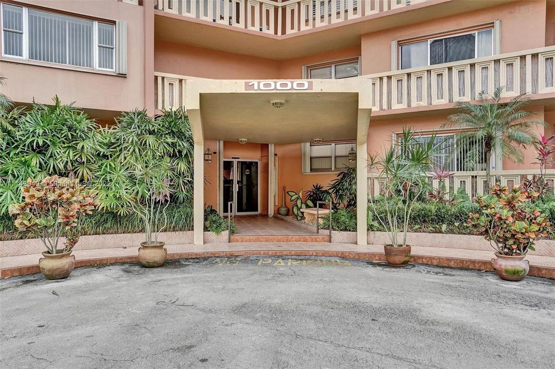 最近售出: $180,000 (1 贝兹, 1 浴室, 784 平方英尺)