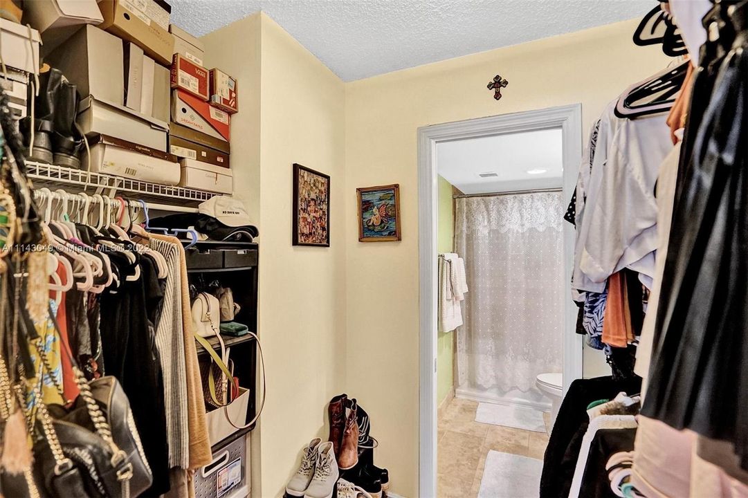 最近售出: $180,000 (1 贝兹, 1 浴室, 784 平方英尺)