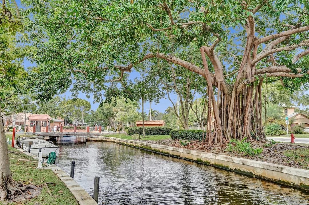 最近售出: $180,000 (1 贝兹, 1 浴室, 784 平方英尺)