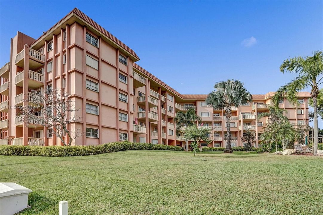 最近售出: $180,000 (1 贝兹, 1 浴室, 784 平方英尺)