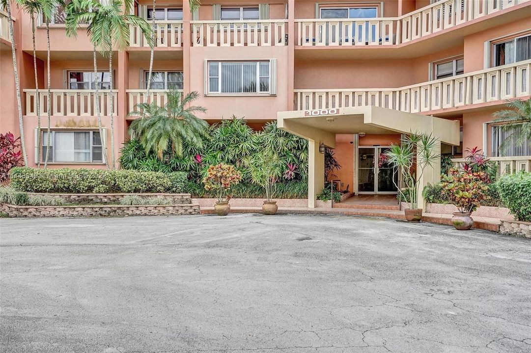 最近售出: $180,000 (1 贝兹, 1 浴室, 784 平方英尺)