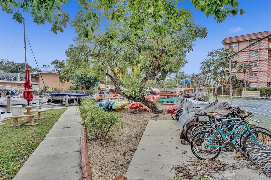 最近售出: $180,000 (1 贝兹, 1 浴室, 784 平方英尺)