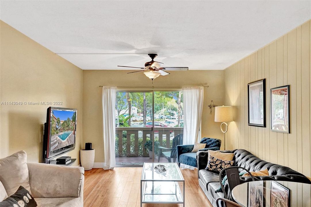 最近售出: $180,000 (1 贝兹, 1 浴室, 784 平方英尺)