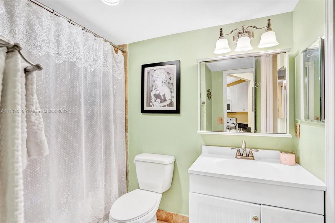 最近售出: $180,000 (1 贝兹, 1 浴室, 784 平方英尺)