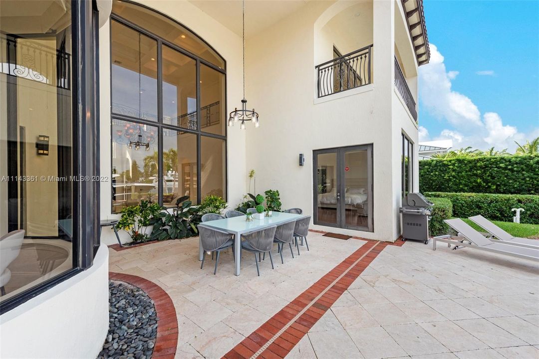 Recently Sold: $5,495,000 (6 beds, 6 baths, 6188 Square Feet)