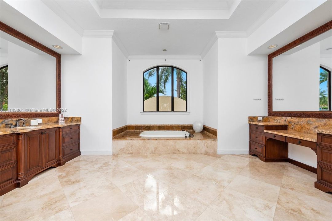 Недавно продано: $5,495,000 (6 спален, 6 ванн, 6188 Квадратных фут)