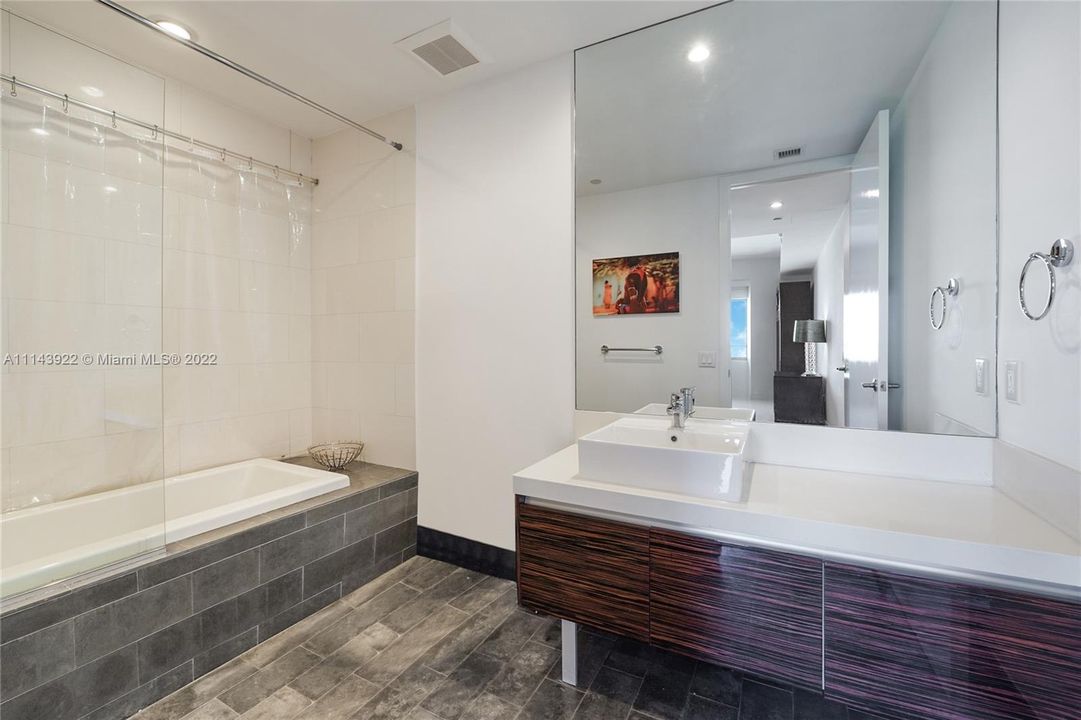 Recently Sold: $825,000 (2 beds, 2 baths, 1557 Square Feet)