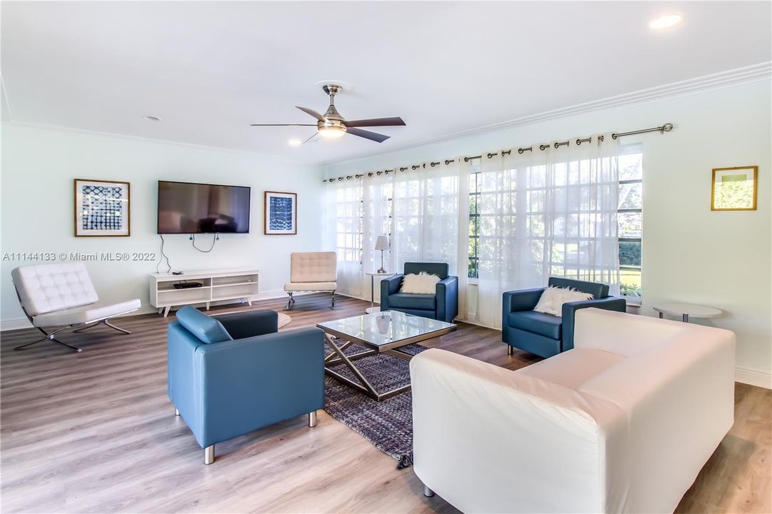 Recently Sold: $1,590,000 (7 beds, 4 baths, 3610 Square Feet)