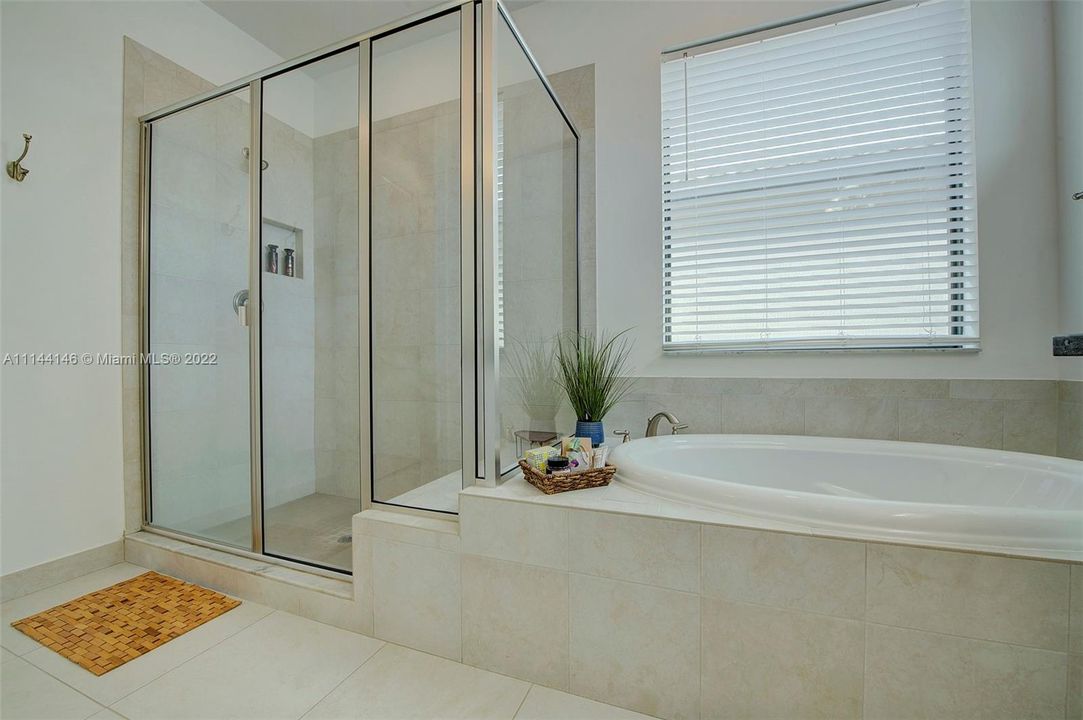 最近售出: $850,000 (4 贝兹, 3 浴室, 2397 平方英尺)