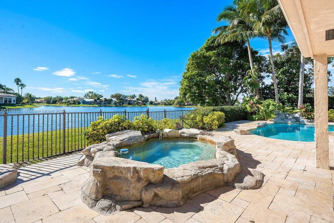 Recently Sold: $2,299,000 (5 beds, 6 baths, 5045 Square Feet)