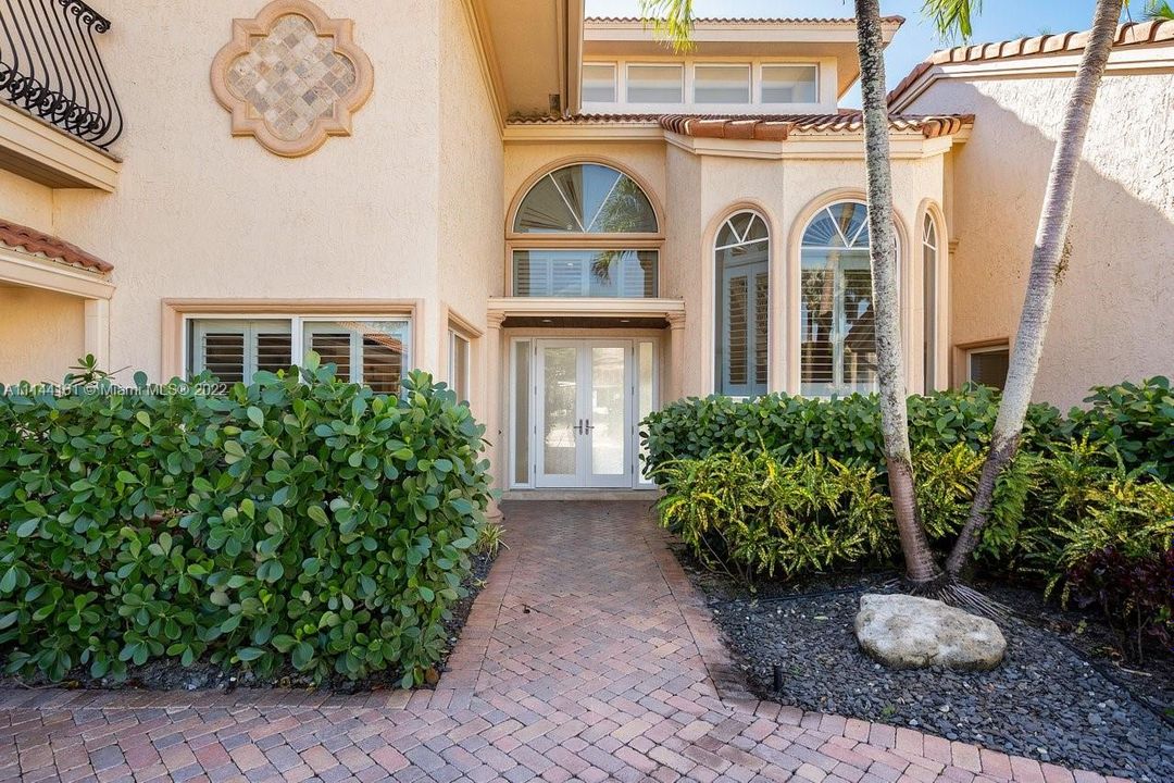 Recently Sold: $2,299,000 (5 beds, 6 baths, 5045 Square Feet)