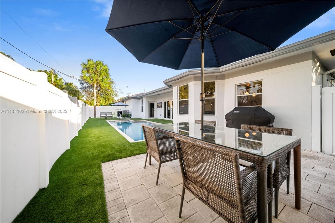 Recently Sold: $949,000 (3 beds, 2 baths, 1956 Square Feet)