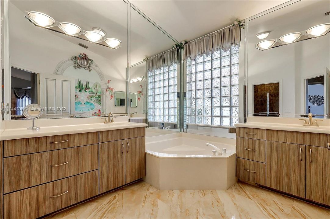 Vendido Recientemente: $512,500 (3 camas, 2 baños, 2084 Pies cuadrados)