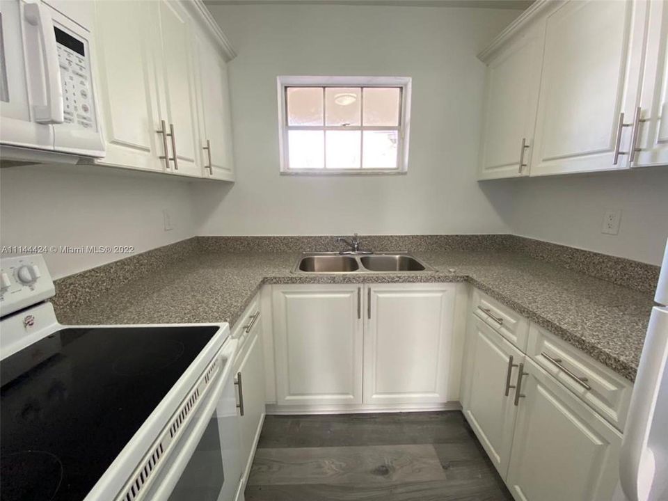 Recently Rented: $1,625 (2 beds, 1 baths, 870 Square Feet)