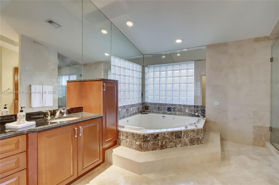 Недавно продано: $2,500,000 (4 спален, 3 ванн, 3896 Квадратных фут)