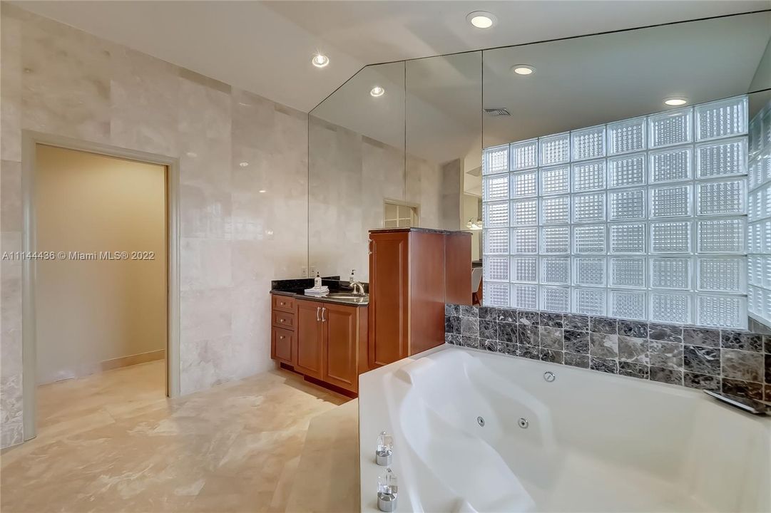 最近售出: $2,500,000 (4 贝兹, 3 浴室, 3896 平方英尺)