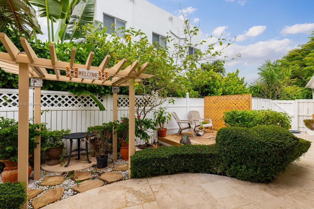 Recently Sold: $1,799,000 (3 beds, 4 baths, 1359 Square Feet)