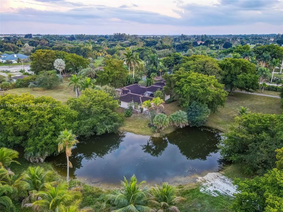 Vendido Recientemente: $2,399,000 (4 camas, 3 baños, 3732 Pies cuadrados)