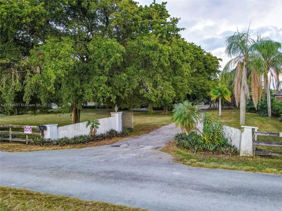 Vendido Recientemente: $2,399,000 (4 camas, 3 baños, 3732 Pies cuadrados)