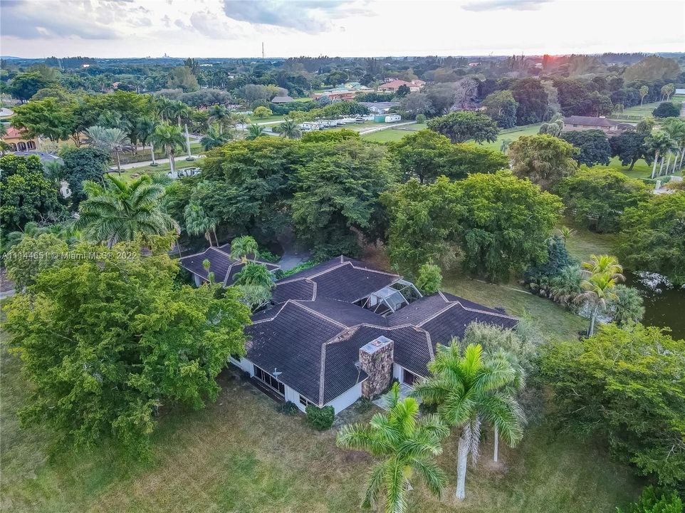 Vendido Recientemente: $2,399,000 (4 camas, 3 baños, 3732 Pies cuadrados)