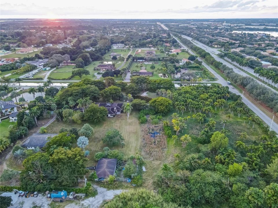 Vendido Recientemente: $2,399,000 (4 camas, 3 baños, 3732 Pies cuadrados)