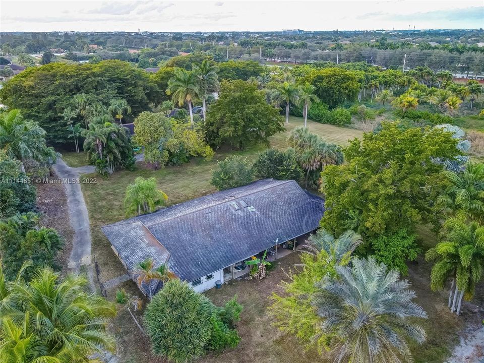 Vendido Recientemente: $2,399,000 (4 camas, 3 baños, 3732 Pies cuadrados)