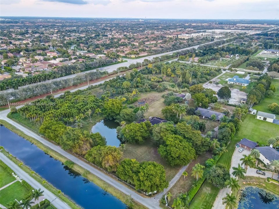 Vendido Recientemente: $2,399,000 (4 camas, 3 baños, 3732 Pies cuadrados)