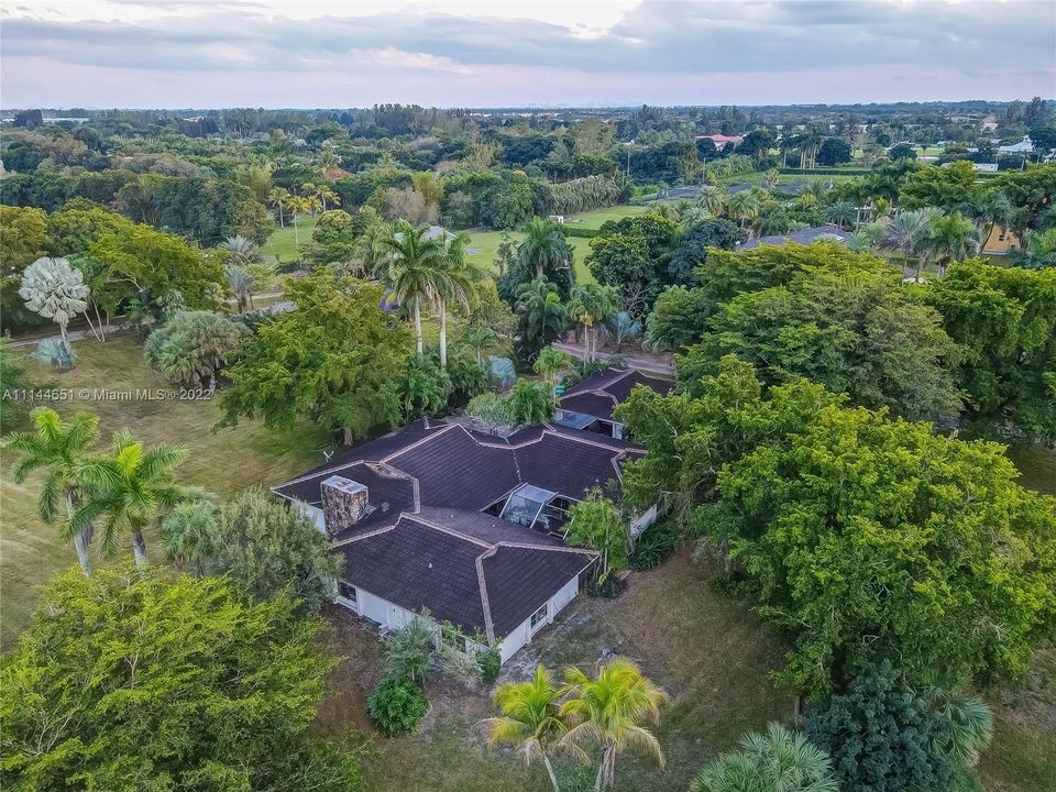 Vendido Recientemente: $2,399,000 (4 camas, 3 baños, 3732 Pies cuadrados)