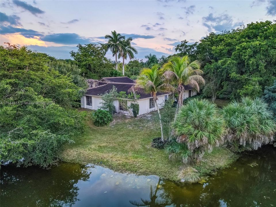 Vendido Recientemente: $2,399,000 (4 camas, 3 baños, 3732 Pies cuadrados)