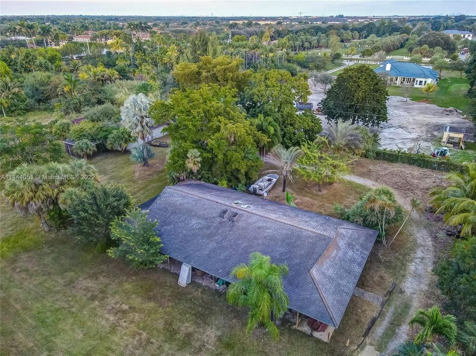 Vendido Recientemente: $2,399,000 (4 camas, 3 baños, 3732 Pies cuadrados)