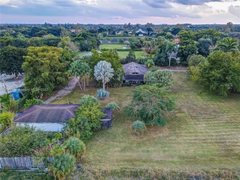 Vendido Recientemente: $2,399,000 (4 camas, 3 baños, 3732 Pies cuadrados)