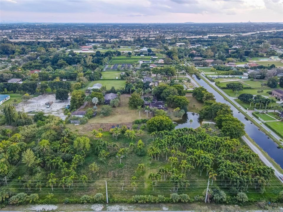 Vendido Recientemente: $2,399,000 (4 camas, 3 baños, 3732 Pies cuadrados)