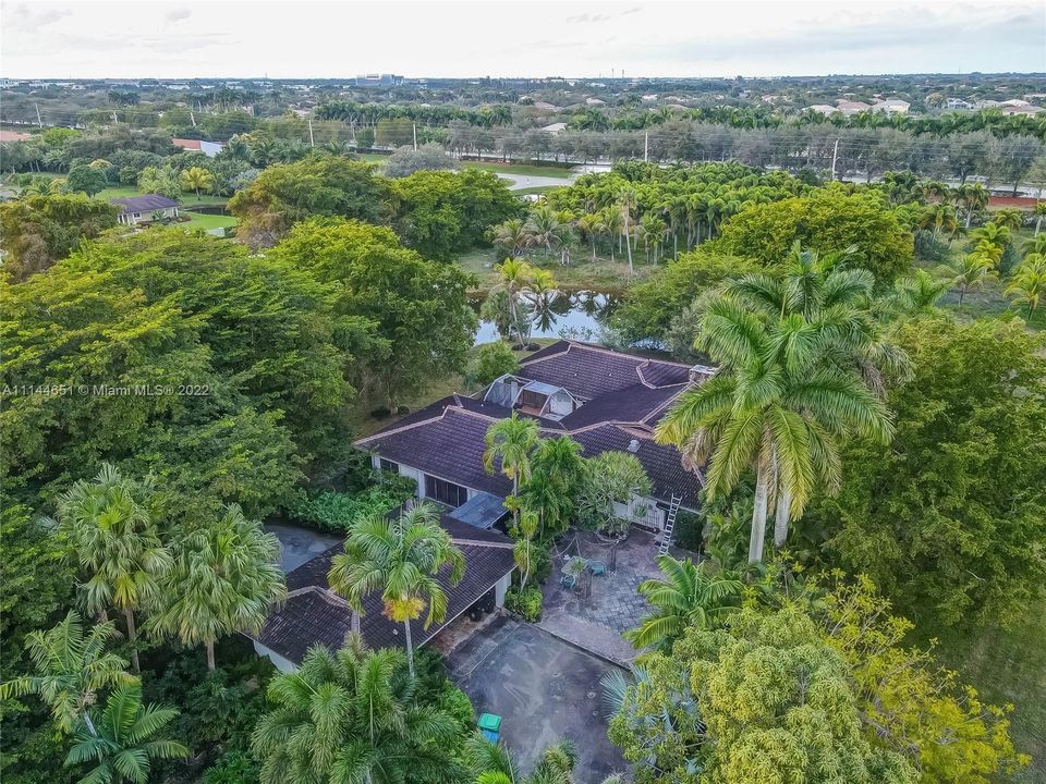 Vendido Recientemente: $2,399,000 (4 camas, 3 baños, 3732 Pies cuadrados)