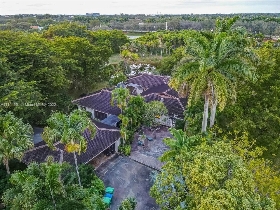 Vendido Recientemente: $2,399,000 (4 camas, 3 baños, 3732 Pies cuadrados)