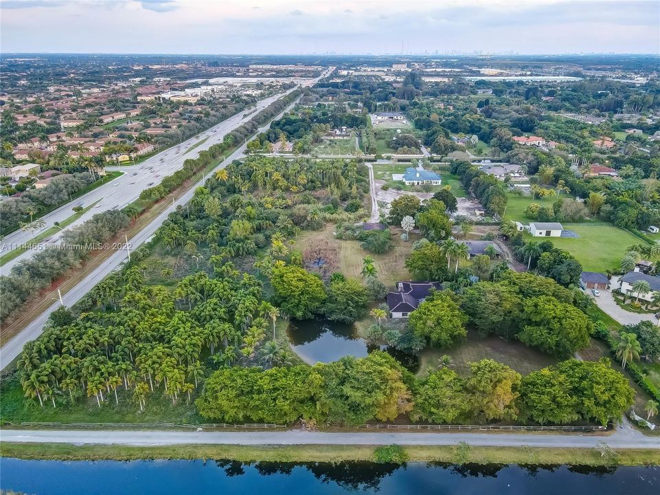 Vendido Recientemente: $2,399,000 (4 camas, 3 baños, 3732 Pies cuadrados)