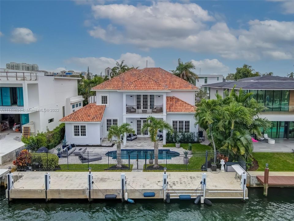 Recently Sold: $3,800,000 (5 beds, 4 baths, 3907 Square Feet)