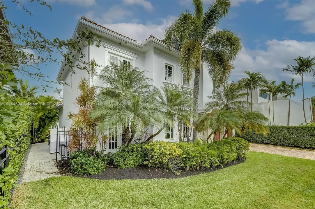 Recently Sold: $3,800,000 (5 beds, 4 baths, 3907 Square Feet)