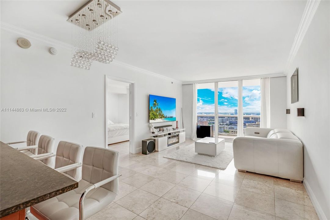 Recently Sold: $685,000 (2 beds, 1 baths, 1086 Square Feet)