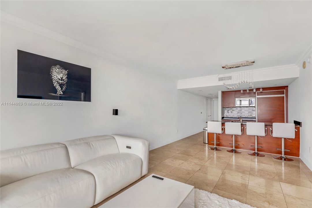 Recently Sold: $685,000 (2 beds, 1 baths, 1086 Square Feet)