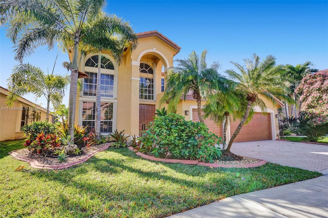 Recently Sold: $890,000 (5 beds, 2 baths, 3616 Square Feet)