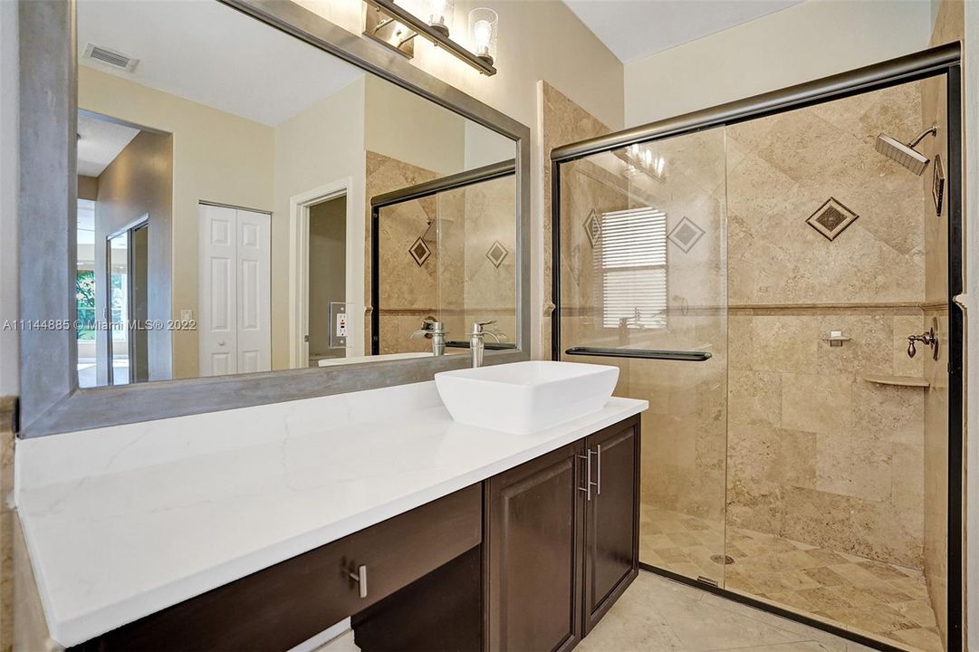 最近售出: $890,000 (5 贝兹, 2 浴室, 3616 平方英尺)