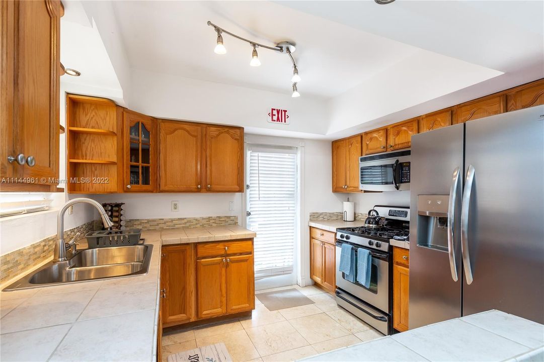 Recently Sold: $1,000,000 (4 beds, 2 baths, 1967 Square Feet)