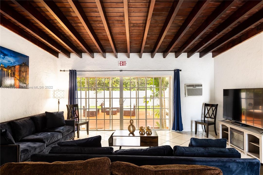 Recently Sold: $1,000,000 (4 beds, 2 baths, 1967 Square Feet)