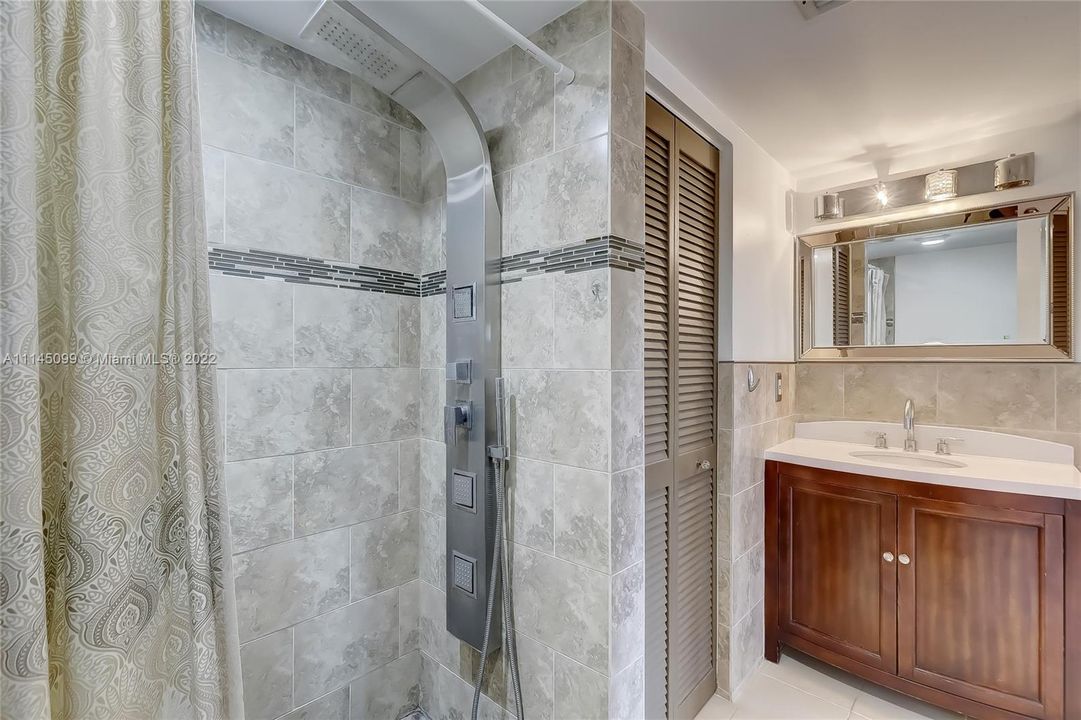 最近售出: $199,900 (1 贝兹, 1 浴室, 682 平方英尺)